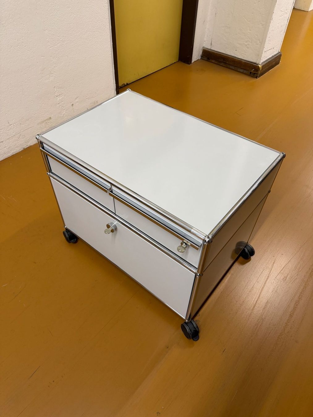 USM Korpus: USM Haller Rollcontainer mit 3 Schubladen – Gebraucht aus Dietlikon von ComdatAG 1