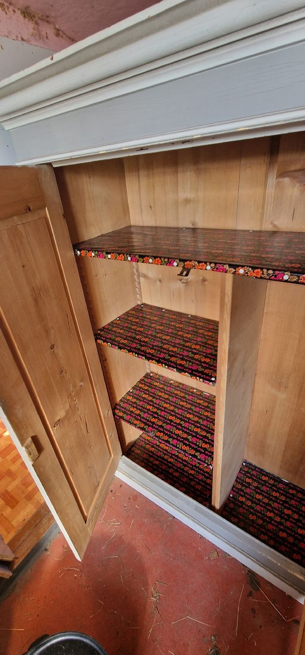 Armoires: Alter Kleiderschrank Holz  – D'occasion à Greifensee par rom_l6c7 2