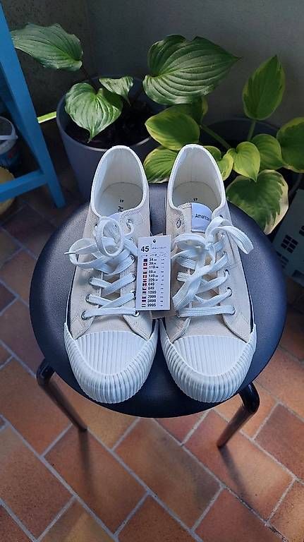 Scarpe da uomo: Stilvolle neue Sneakers Gr. 43 – Usato da Bern venduto da Huha1 1