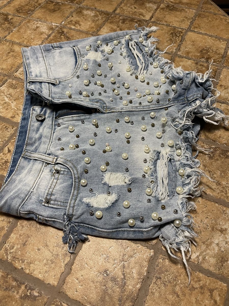 Jeans: Shorts jeans con perle e strappi-S/M – Nuovo (secondo la descrizione) da Gordevio venduto da LanaZimm