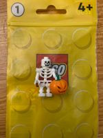 Lego Skelett mit Kürbis