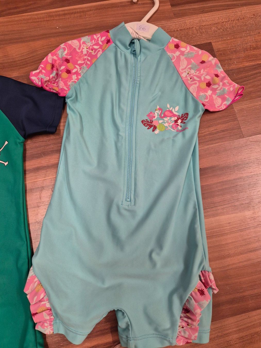 Costumi da bagno: 2 Badeanzüge UV-Schutz Gr. 86/92  B – Usato da Schwarzenburg venduto da Flamingo07 1