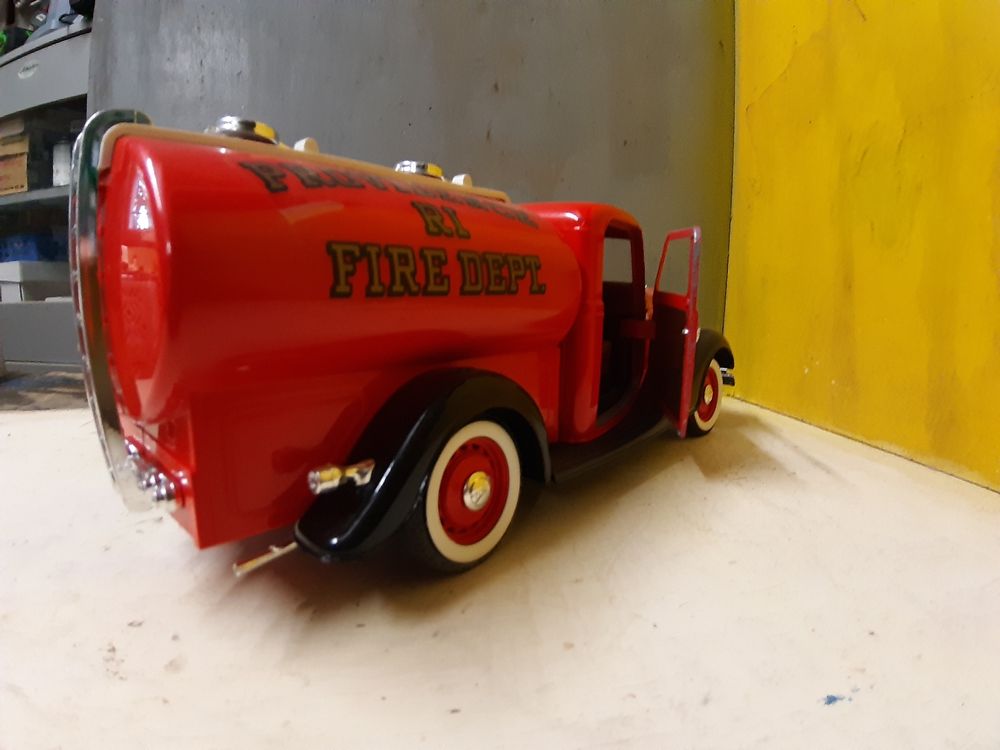 Solido , camion pompier Ford V 8 4