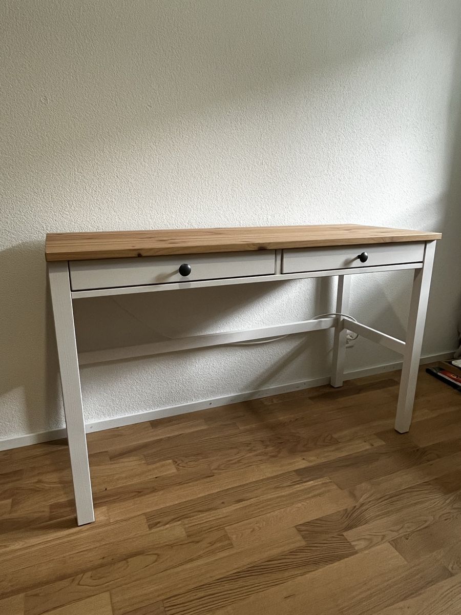Ikea Scrivanie: IKEA Hemnes Schreibtisch – Usato da Luzern venduto da ale_q9rw