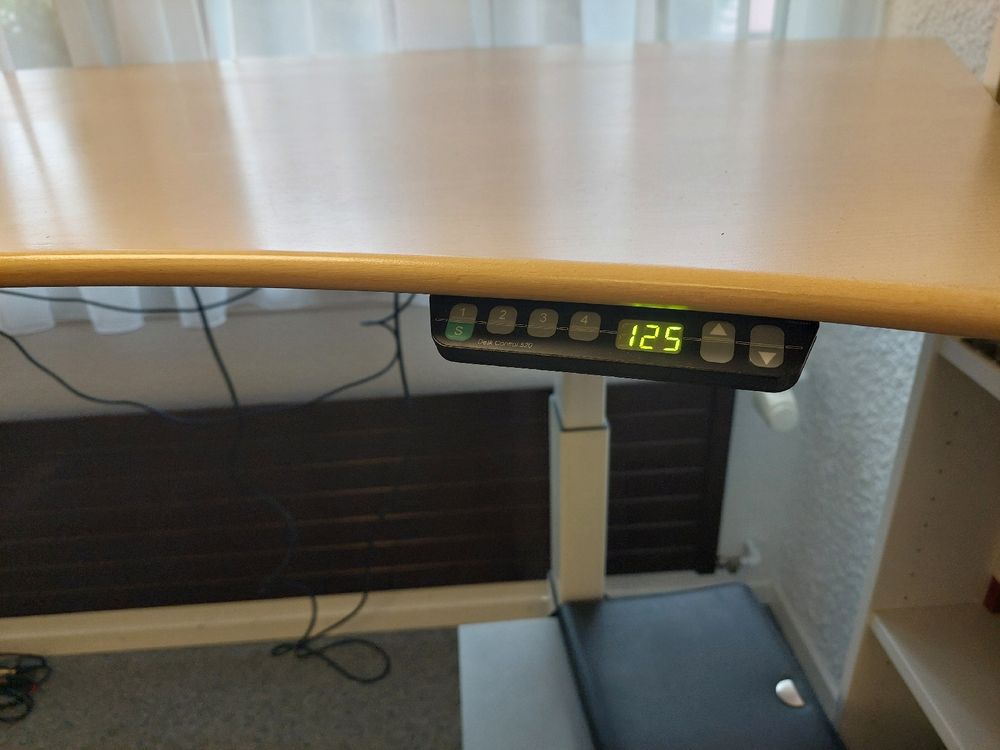Scrivanie: Schöner Schreibtisch, elektrisch höhenverstellbar, gebraucht – Usato da Sumiswald venduto da JaelRoost 1