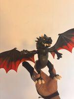 Spielzeug Drache schwarz rot mit Flügeln 