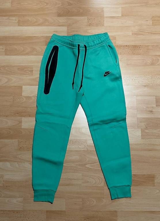 Hosen: Nike Tech Hose Grün Grösse M – Gebraucht aus Häfelfingen von kus_l9j6
