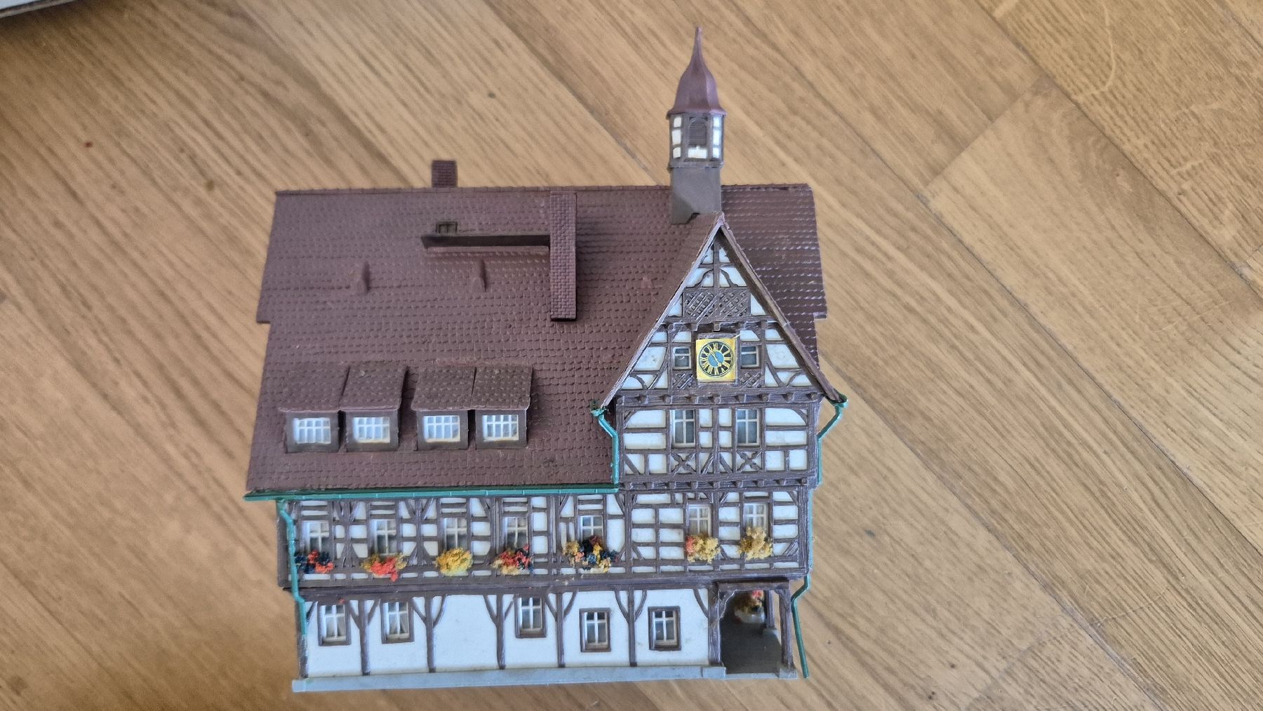 Modellini di ferrovie: Eisenbahn Modell Haus – Usato da Benglen venduto da Janine_25