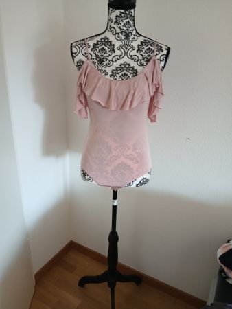 Sommerlicher Body rosa Rüschen Carmen-Ausschnitt Gr. S