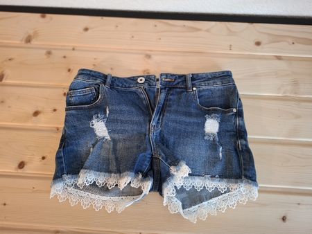 Jeansshorts mit Spitze und Rissen, Gr. 40, Sommer-Look