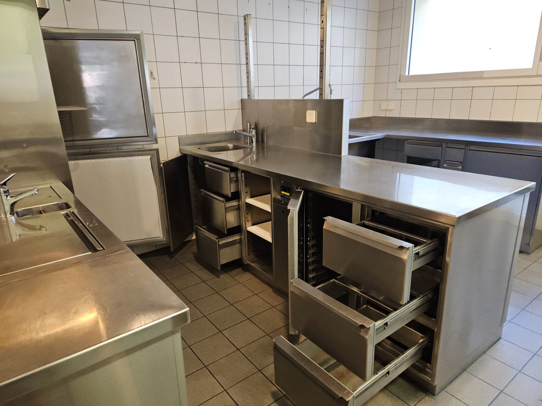 Komplettküchen: Arbeitskorpus kalte Küche Gastro – Gebraucht aus Morschach von Hanswi 4