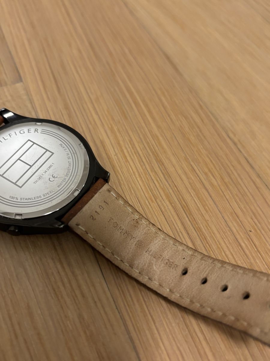 Tommy Hilfiger Uhren: Montre Tommy Hilfiger, cuir brun – Gebraucht aus Fribourg von pythont01 3