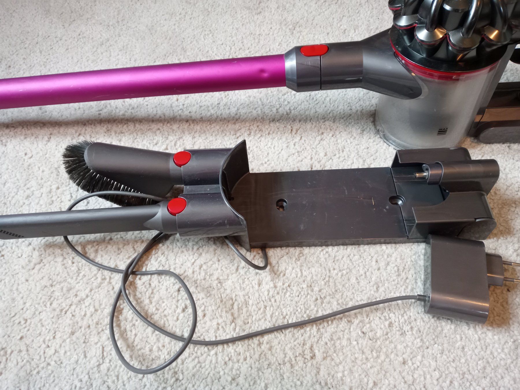 Dyson Staubsauger & Zubehör: Handstaubsauger Dyson V8 – Gebraucht aus Prez-vers-Siviriez von Monija70 1