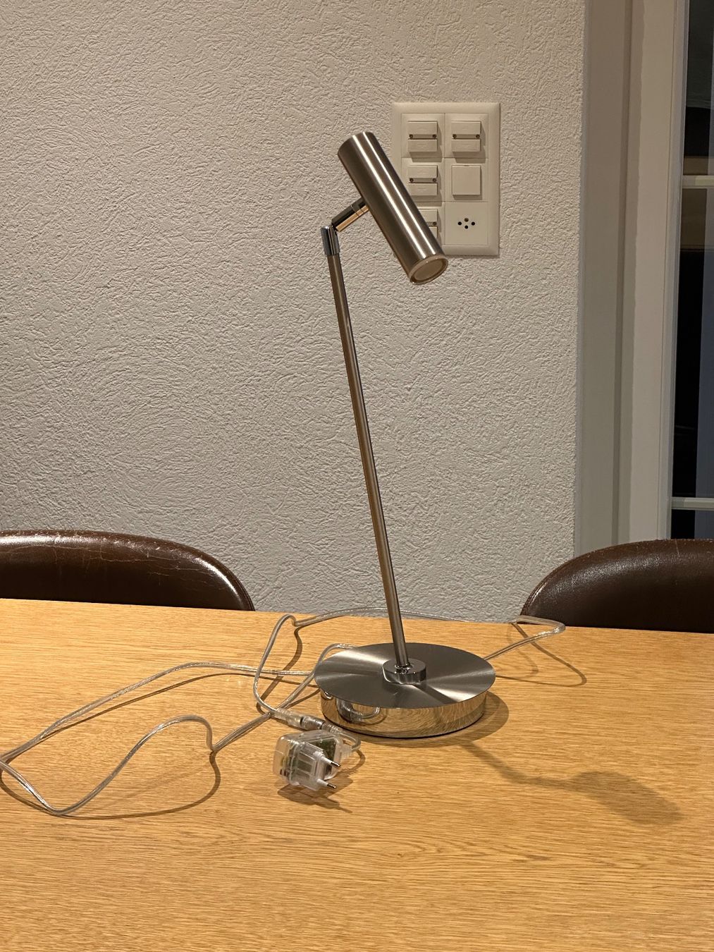 Lampen: Elegante Tischlampe, LED – Gebraucht aus Othmarsingen von MyKauf