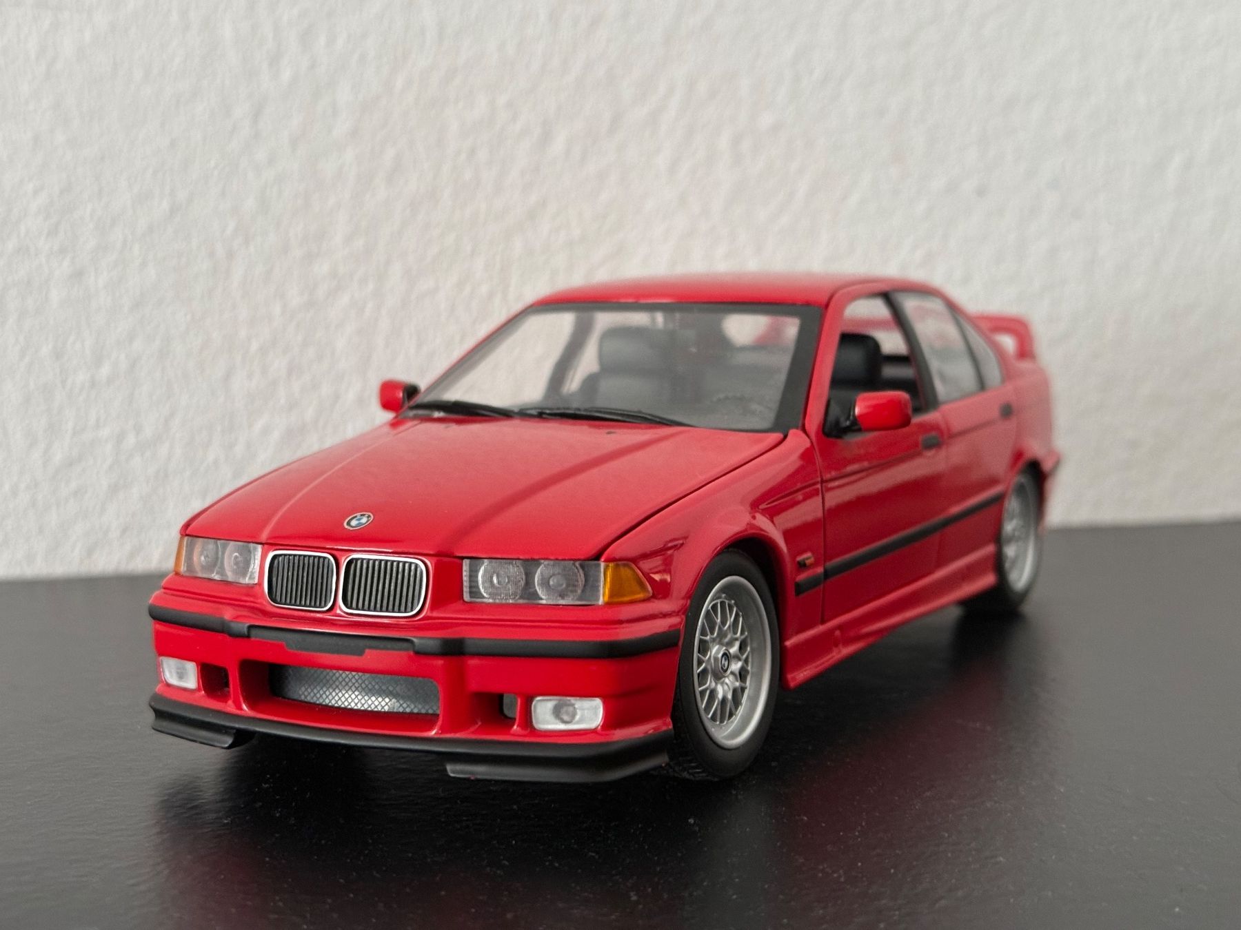 BMW Modellautos: BMW 318is E36 1:18 UT Models – Neu (gemäss Beschreibung) aus Bülach von Meti2023