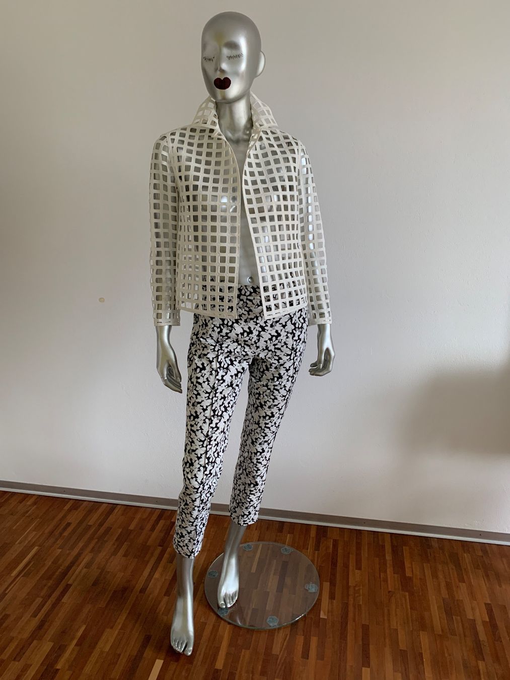 Akris Giacche: AKRIS: Extravaganter weisser Blazer aus Gitterstoff, 36 – Nuovo (secondo la descrizione) da Luzern venduto da paulablue 1