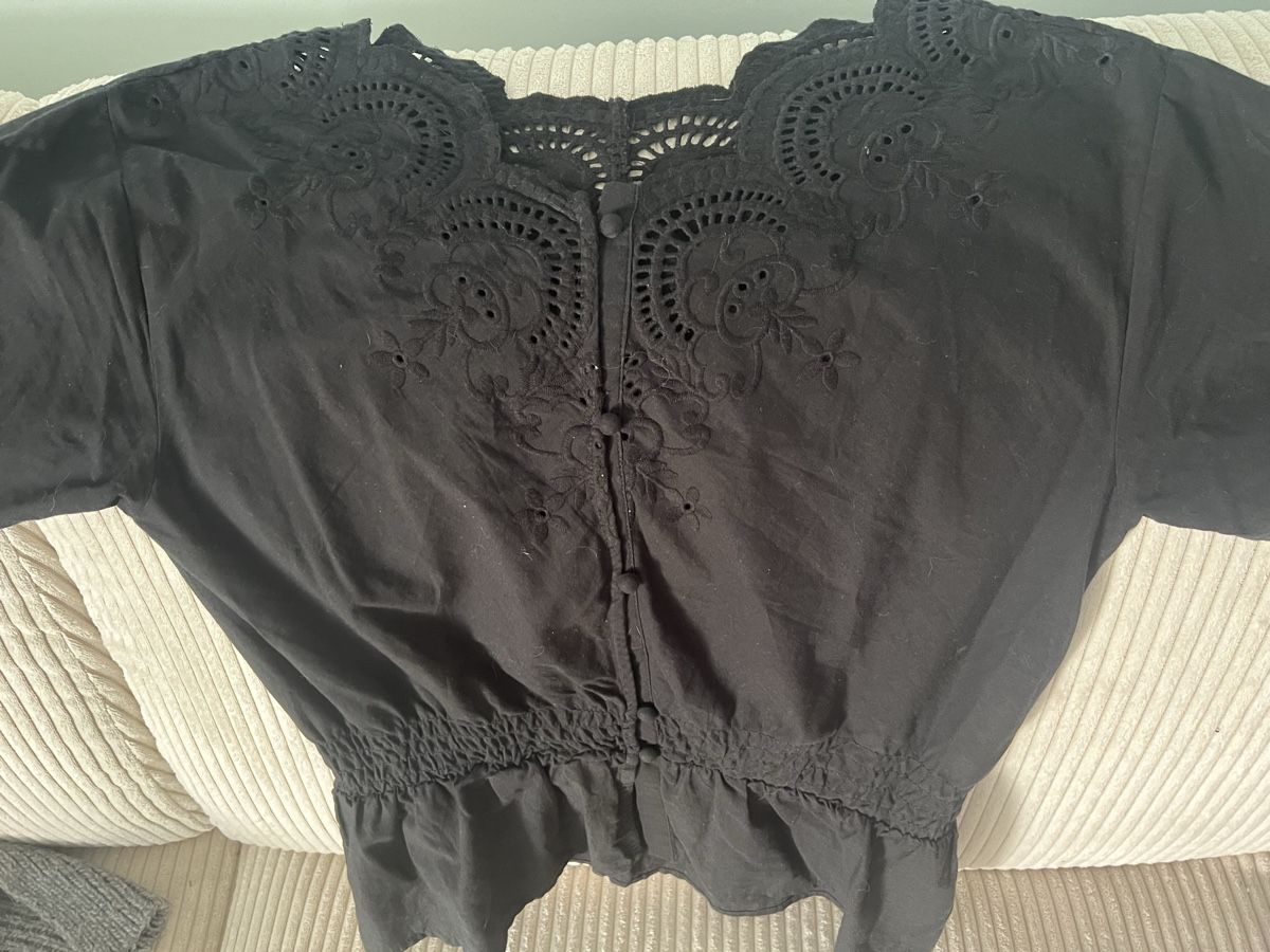 Blusen: Schwarze Spitzen-Bluse mit Raffung, Gr. S  – Neu (gemäss Beschreibung) aus Therwil von Mucjing