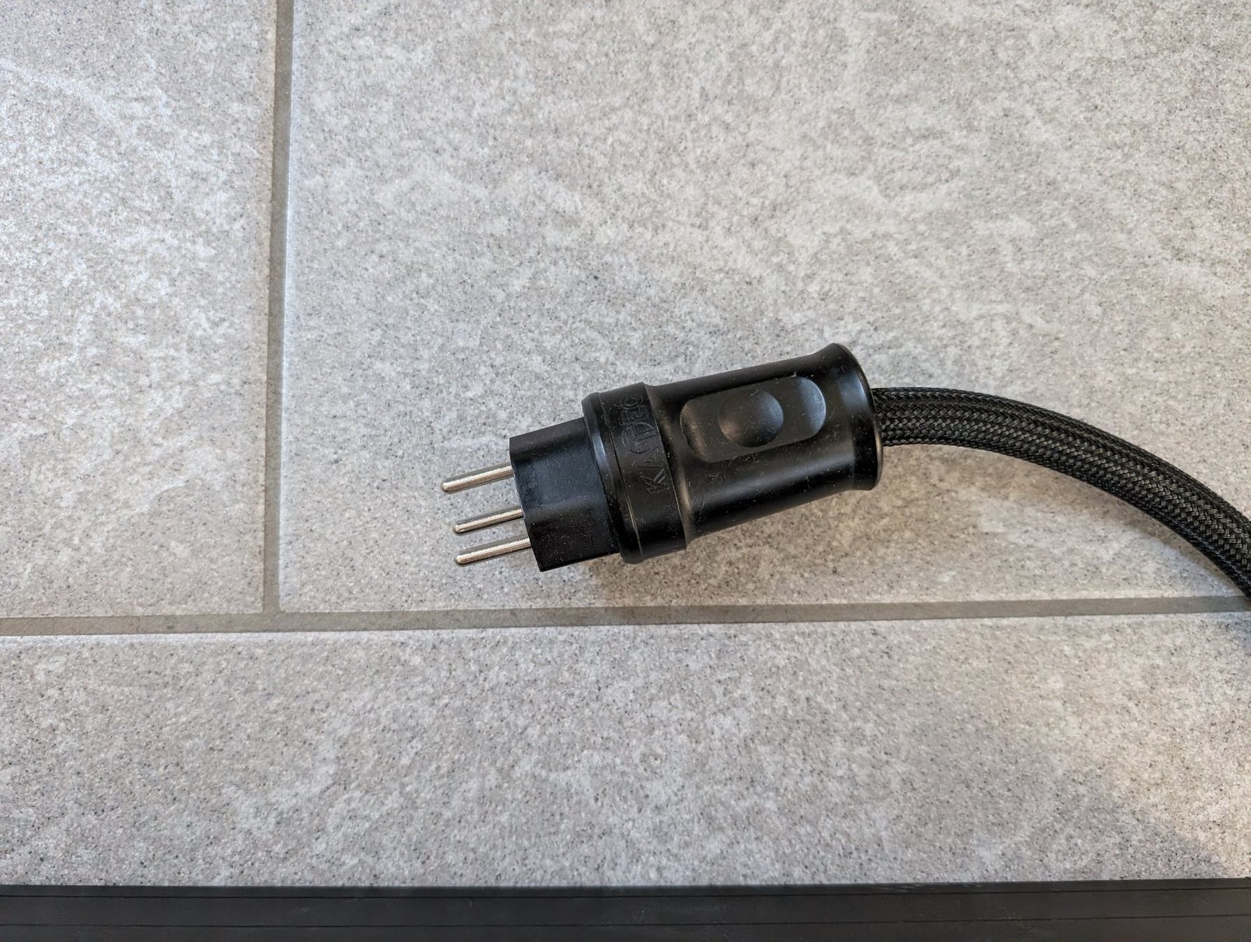 Spine: Fisch Audiotechnik Audio-Filterleiste 8x CH-Stecker – Usato da Root venduto da TimeWalker 3