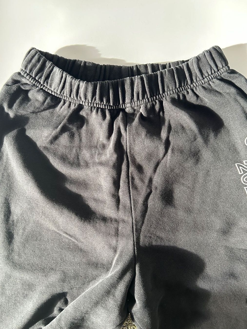 Pantaloni: Trainerhose schwarz mit Print – Nuovo (secondo la descrizione) da Frauenfeld venduto da isa_9cy7 5