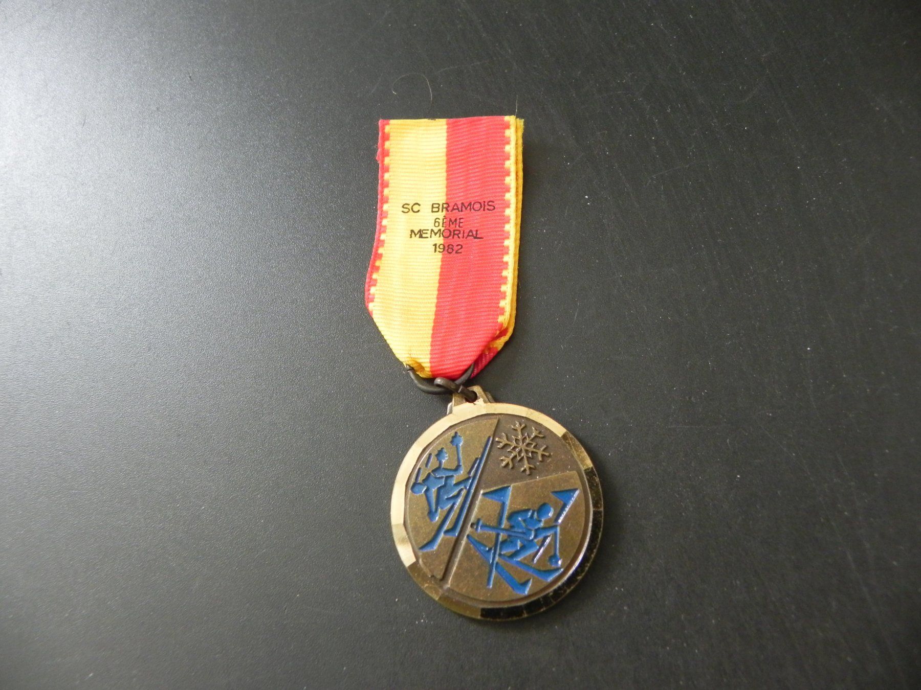 Spille & Fermagli: Altes Ski Abzeichen Memorial SC Bramois 1982 – Usato da Biel/Bienne venduto da Gogolozi