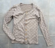 Strickjacke mit Knöpfen biege