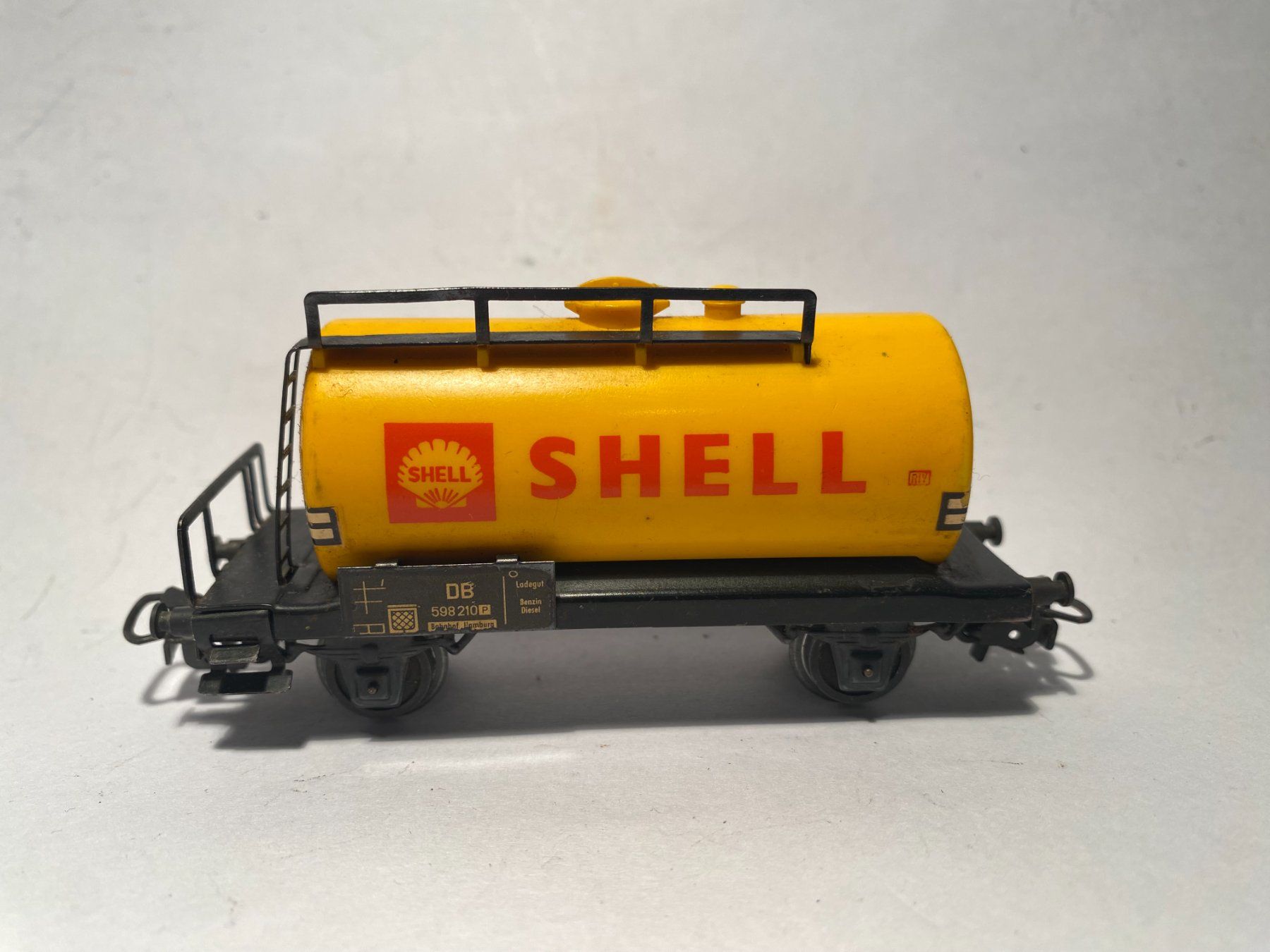 Märklin Modelleisenbahnen: Märklin Tankwagen SHELL gelb, AC Achsen – Gebraucht aus Buchrain von Modellbahn11 1