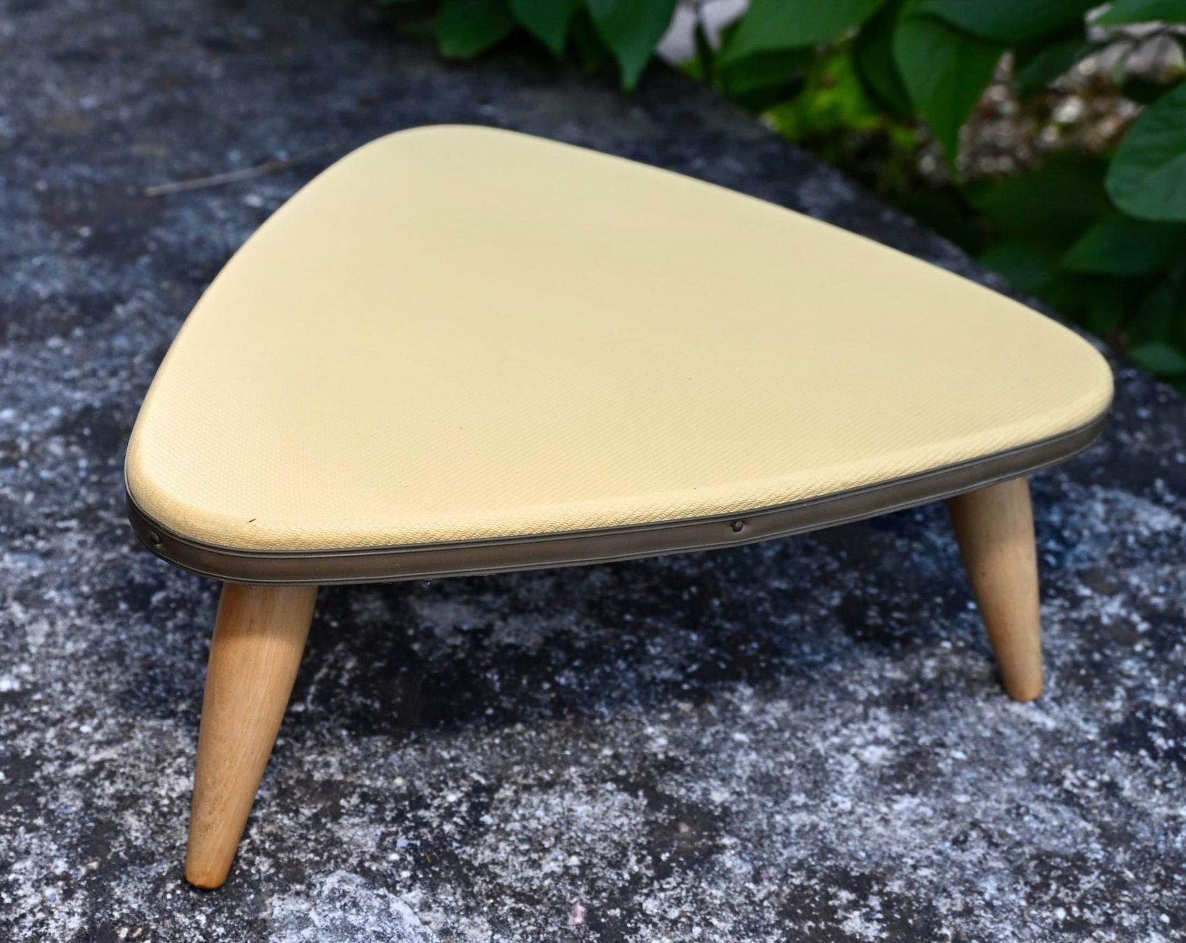Hocker: Vintage Blumenhocker Höhe 10.5cm pflanzenhocker eigelb – Gebraucht aus Pfaffhausen von mono_rec
