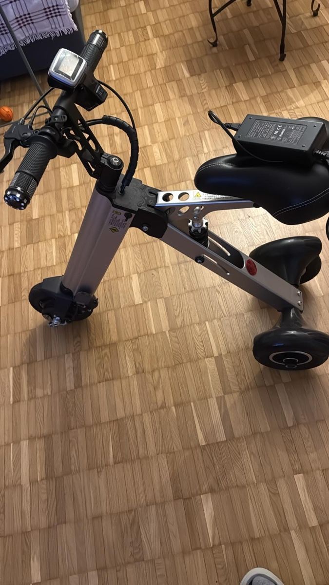 Scooter: Faltbares Elektro Dreirad E-Scooter mit Sitz inkl. Ladegerät – Nuovo (secondo la descrizione) da St. Gallen venduto da Rgoerkem 1