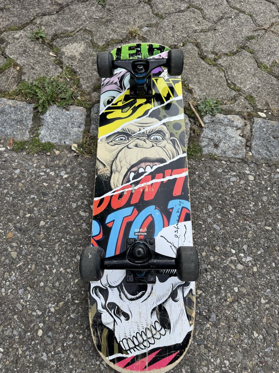 Decathlon Skateboards: Skateboard Oxelo Graffiti Design gebraucht – Gebraucht aus Oetwil am See von cos_lzr8