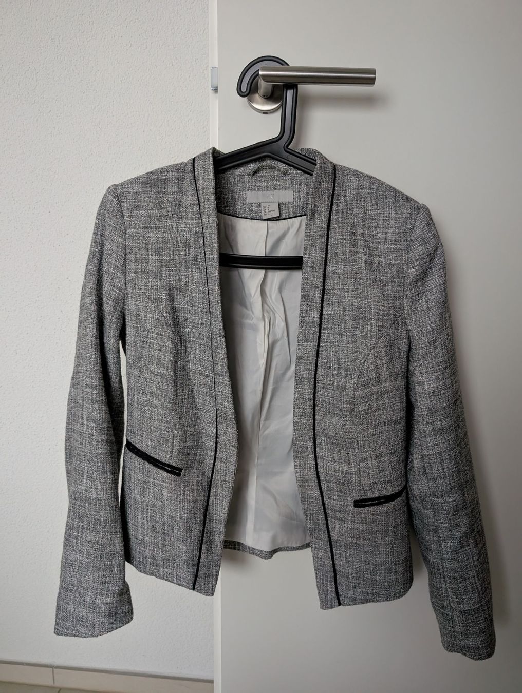 H&M Jacken: Elegantes Bouclé-Jacket von H&M, Grösse 36 – Gebraucht aus Ganterschwil von Nike18