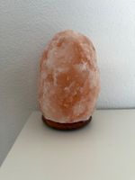 Salzkristalllampe mit Holzsockel - ca. 18 cm