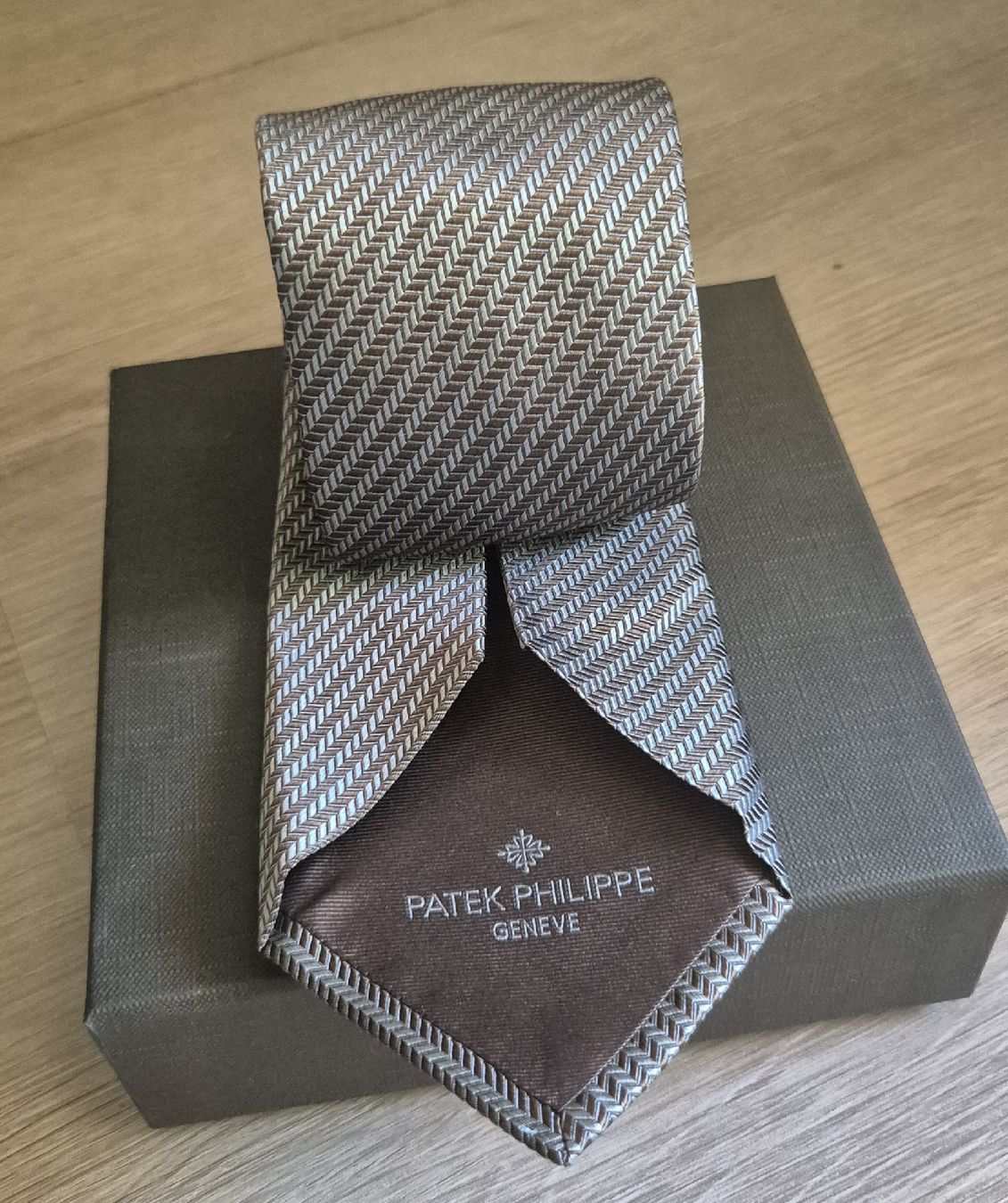 Patek Philippe Orologi: cravate brun/gris en soie, Patek Philippe  – Nuovo e nell'imballaggio originale da Plan-les-Ouates venduto da geg_5zl5 1