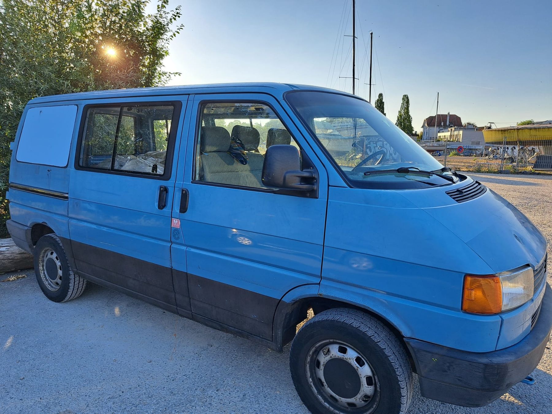 VW Véhicules utilitaires: VW T4 2.5l Benziner Bus – D'occasion à biel/bienne par Simustauffer