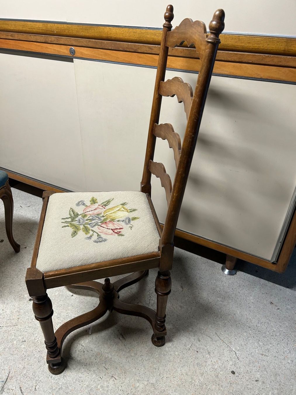 Sedie: Stuhl und Hocker mit Blumenmuster – Usato da Dotzigen venduto da Pacificpack 1
