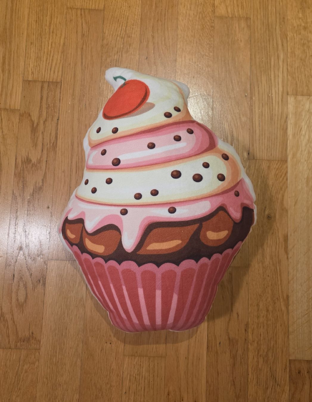 Cuscini: Cuscino Peluche Cupcake con Ciliegina  – Usato da Porza venduto da fra_c8qj 1