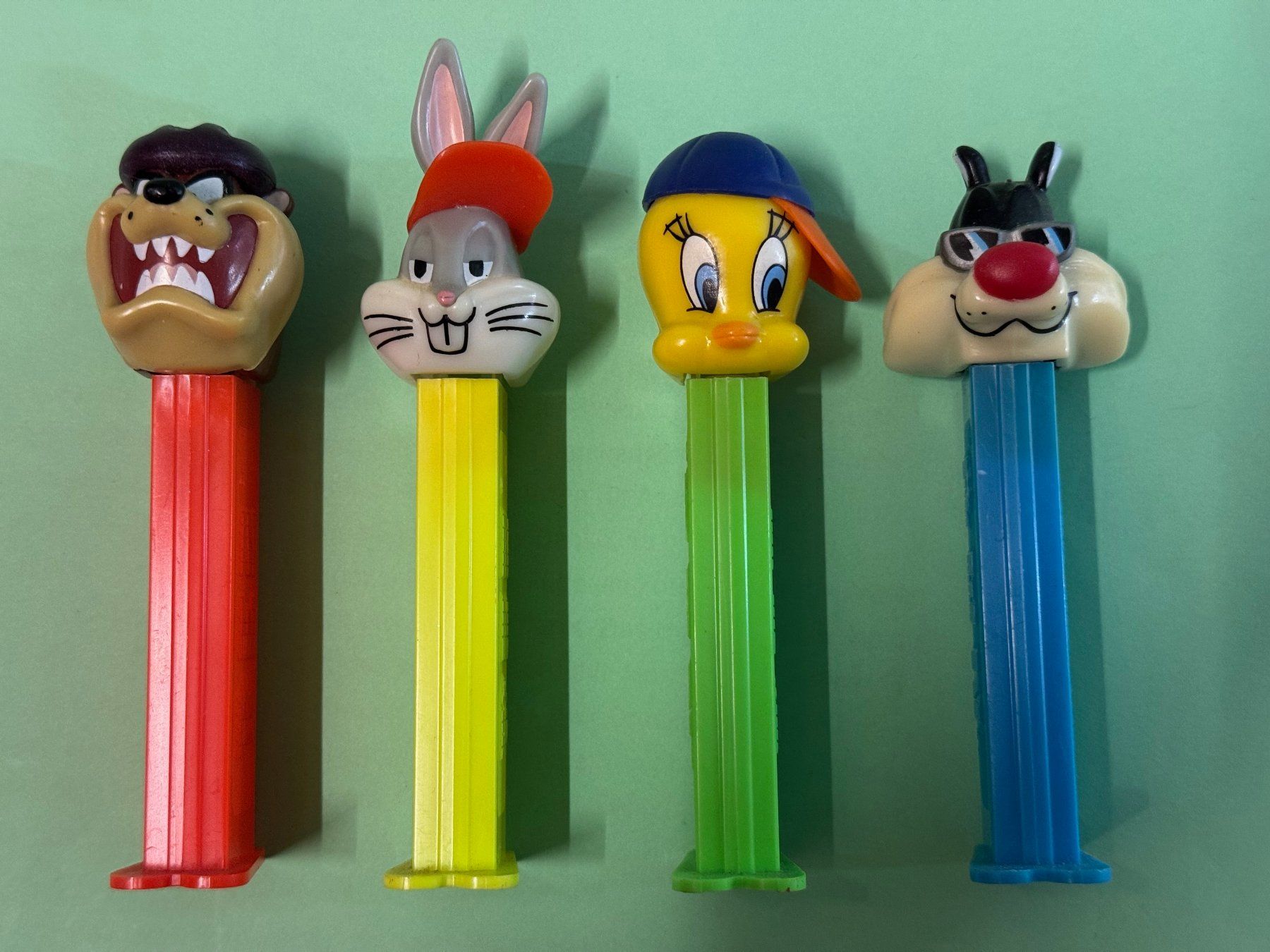 Pez Statuette: Looney Tunes,  4 - PEZ Spender  / Bugs Bunny usw. – Usato da Hedingen venduto da Wowi 3