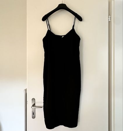 H&M Kleid schwarz Träger Grösse 42, Länge 110cm