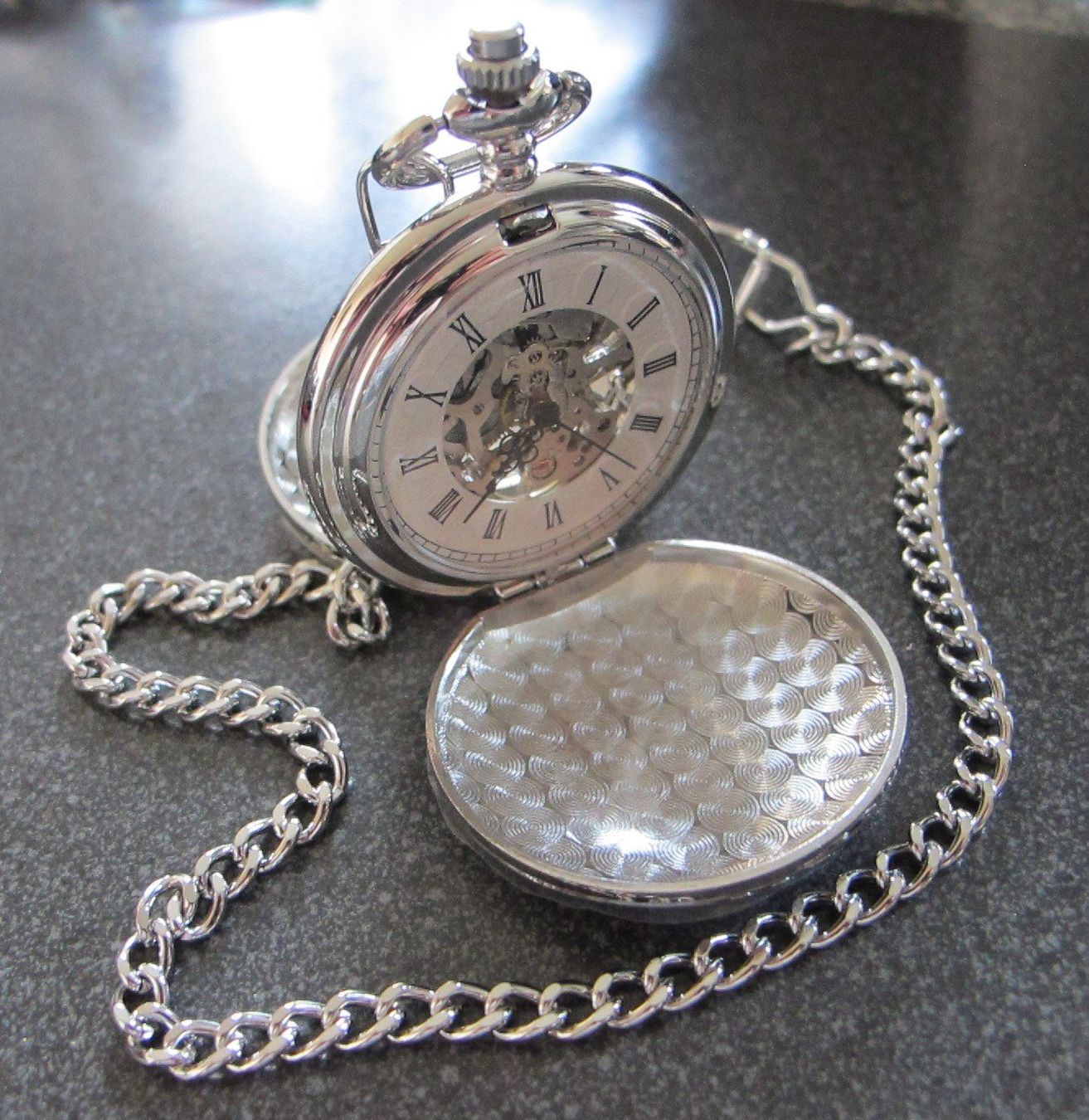 Orologi: AKTION Silberfarbene Skeleton Skelet Taschenuhr – Nuovo (secondo la descrizione) da Schwanden GL venduto da UHRKNALL