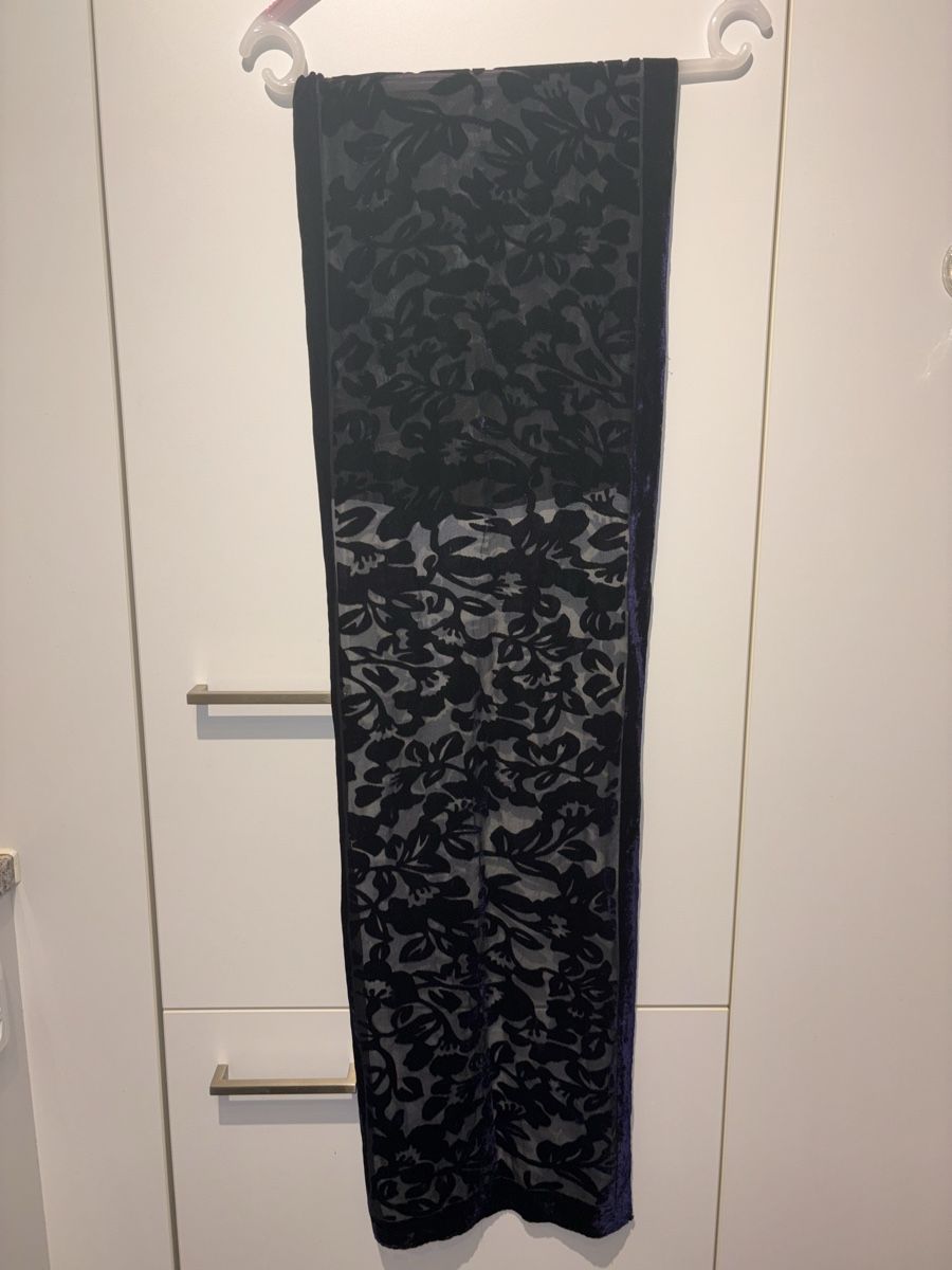 Foulard & Sciarpe: Damen Schal dunkelblau mit Blumenmuster Samt  – Usato da Baden venduto da peace_bluemli
