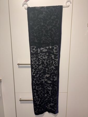Damen Schal dunkelblau mit Blumenmuster Samt 