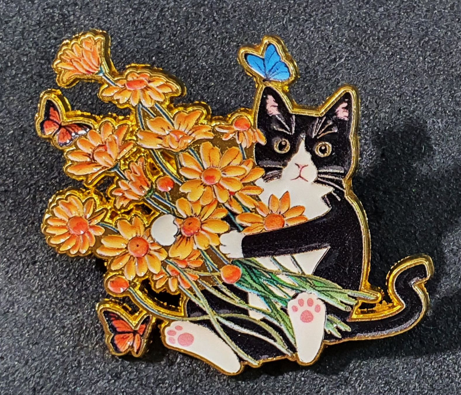 Plaketten & Abzeichen: CC981  Pin Cat Katze Sitzend mit Blumen – Defekt aus Reinach BL von Boston-Verkauf