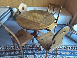 Runder Massivholz - Spieltisch mit Schachbrett und 4 Stühlen