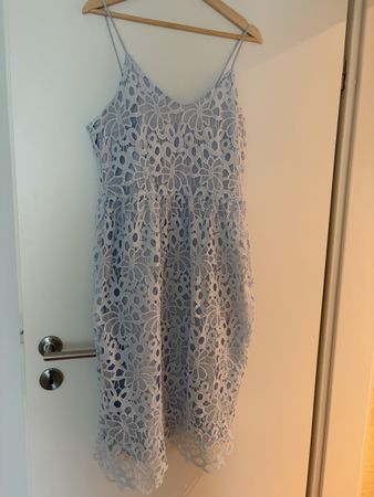 Kleid Spitze hellblau Grösse M/L neuwertig