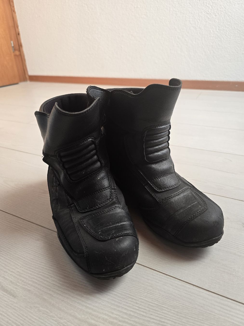 Damenschuhe: Motorradstiefel GR. 40 – Gebraucht aus Oberkirch LU von Guezlibox 1