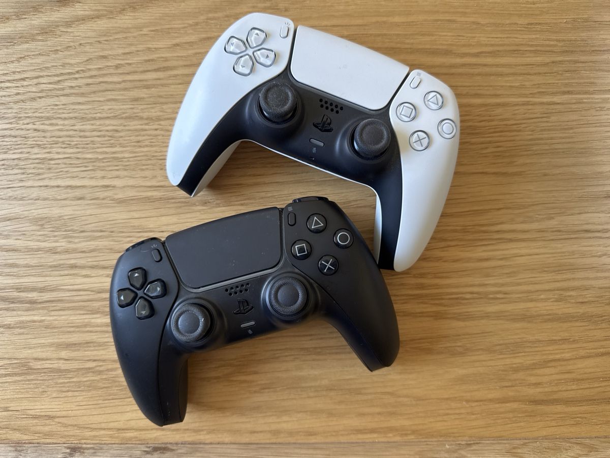 Sony Consoles: Sony PS5 Slim Disc Edition 1TB + 2 DualSense Controllers – Neuf (Voir description) à Zürich par naws23 1