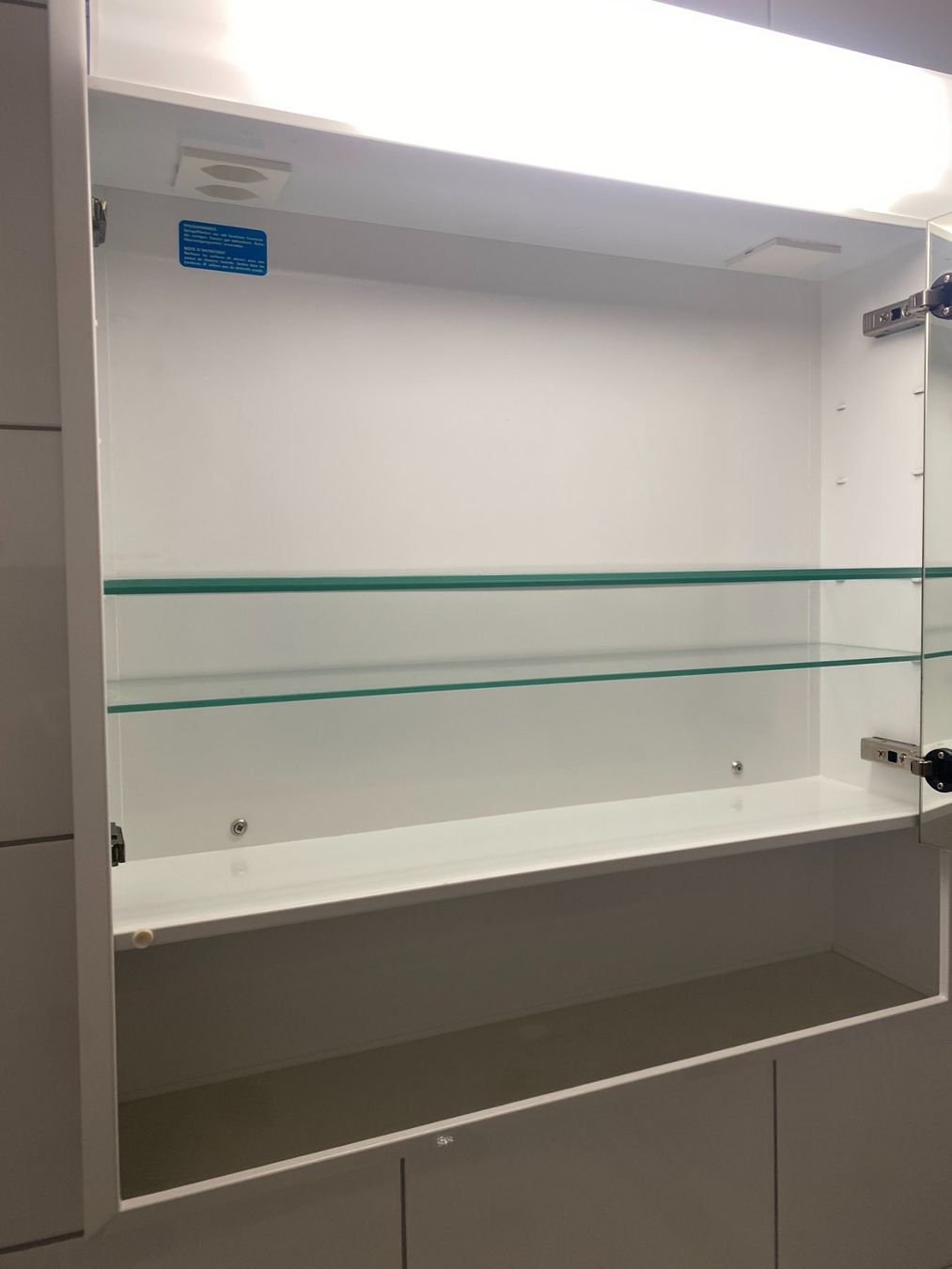 Spiegelschränke: Spiegelschrank mit integrierter Steckdose – Gebraucht aus Unterterzen von bac_287t 2