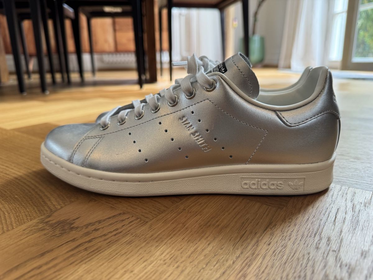 Adidas Scarpe da donna: Adidas Stan Smith, silber, Gr. 40 2/3 – Nuovo (secondo la descrizione) da Küsnacht ZH venduto da WanderingWildflower