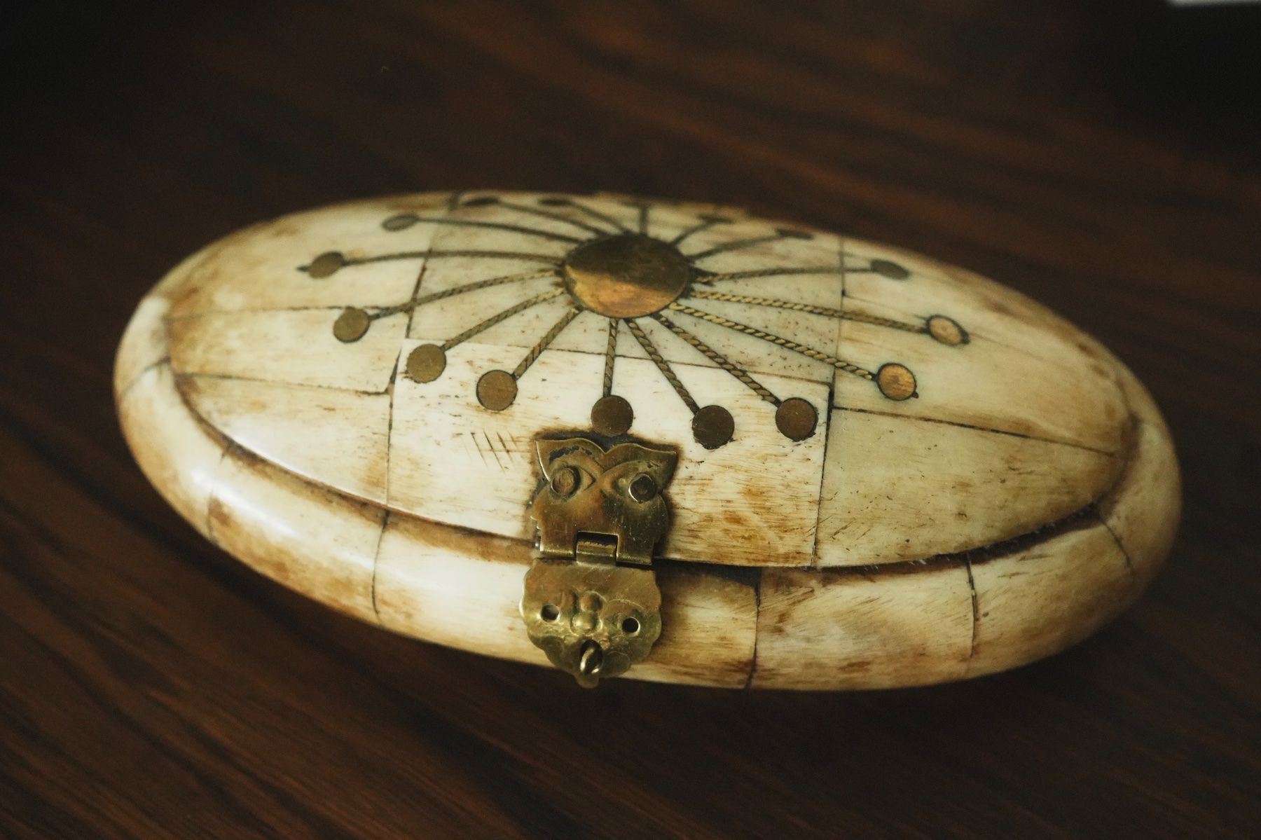 Dosen: Schatulle Knochen Messing oval Schmuckdose Boho orientalisch – Gebraucht aus Volketswil von HeredisAntiques 1