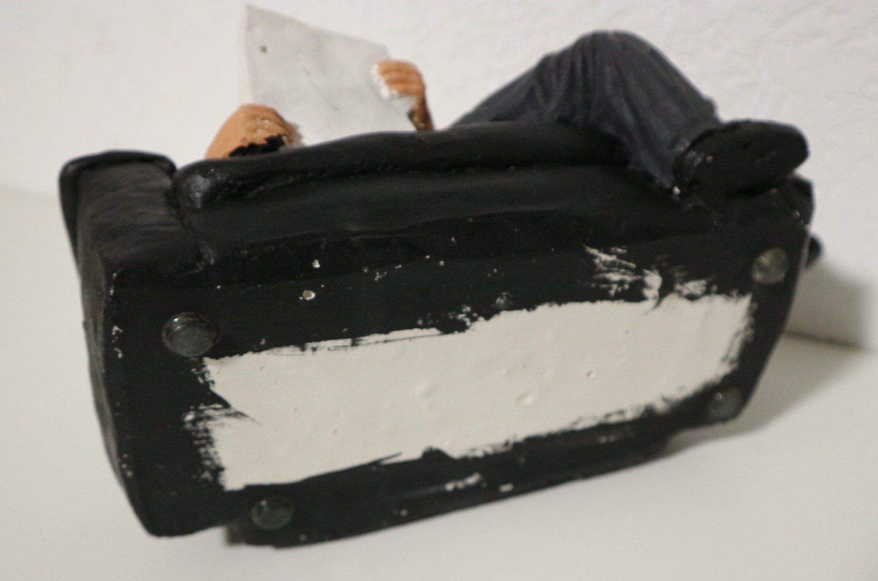 Statuette: Deko-Figur -  Zeitung Mann auf Sofa – Usato da Auw venduto da beretta1966 4