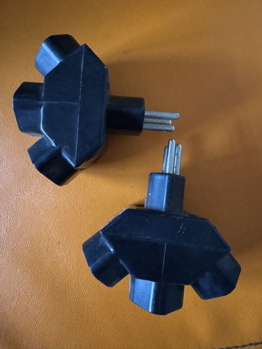Componenti elettronici: Diverse Elektro-Stecker – Usato da Oberentfelden venduto da Judyku 5